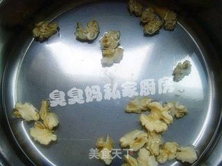核桃仁拌豆苗的做法步骤:3