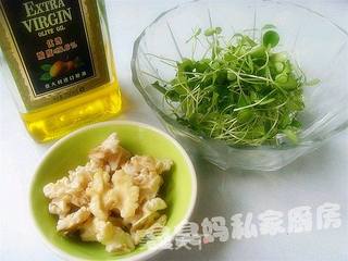 核桃仁拌豆苗的做法步骤:4
