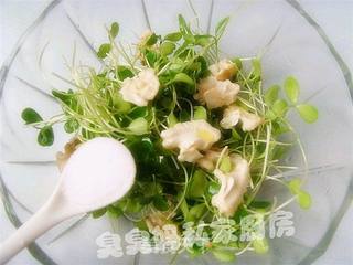核桃仁拌豆苗的做法步骤:5