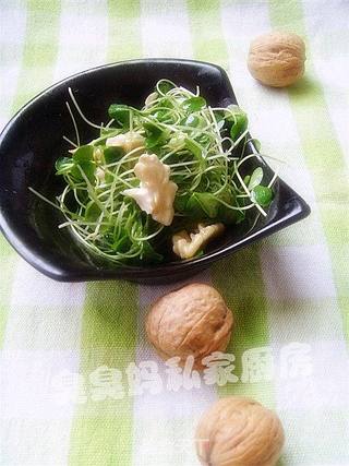 核桃仁拌豆苗的做法步骤:6