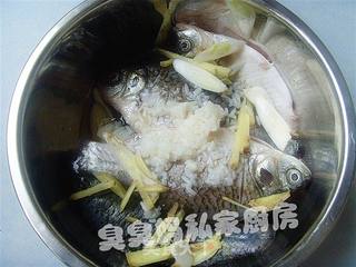 糟香豆瓣鲫鱼的做法步骤:3