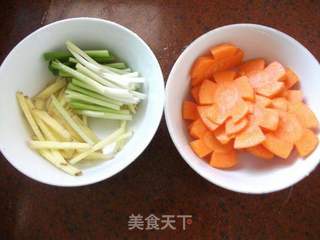 姜葱爆花蛤的做法步骤:2