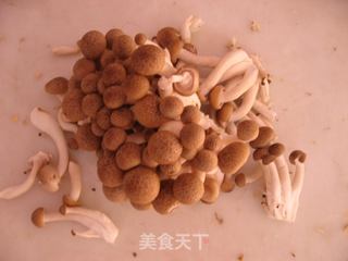 双笋素炒蟹味菇的做法步骤:2