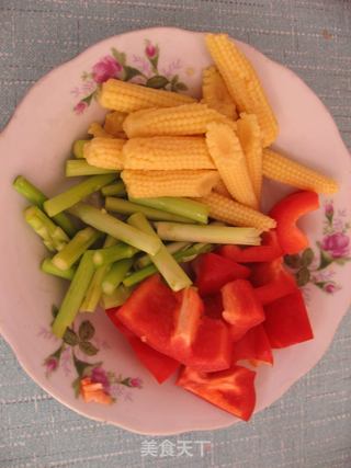 双笋素炒蟹味菇的做法步骤:3