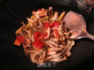 双笋素炒蟹味菇的做法步骤:6
