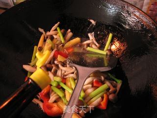 双笋素炒蟹味菇的做法步骤:9