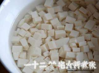 墨鱼大虾豆腐汤的做法步骤:2
