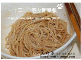 温泉酱油蛋拌面的做法步骤:13