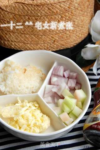 洋葱鸡丁芝士炒饭的做法步骤：1