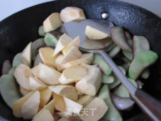 扁豆烧山芋的做法步骤:7