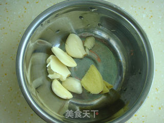 三文鱼骨奶酪汤的做法步骤:2