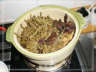 板栗干豆角焖五花肉的做法步骤:7