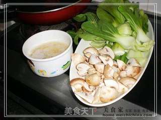 上汤双孢菇扒油菜的做法步骤:2