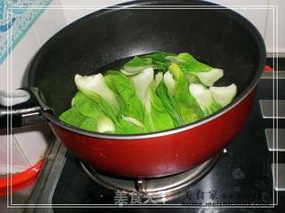 上汤双孢菇扒油菜的做法步骤:4