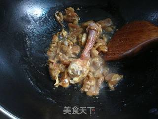 冻豆腐的新式吃法  --- 冻豆腐焖鸡腿肉的做法步骤：4