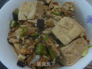 冻豆腐的新式吃法  --- 冻豆腐焖鸡腿肉的做法步骤：9