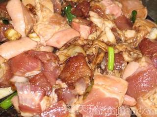 豆瓣酱焖五花肉的做法步骤:2