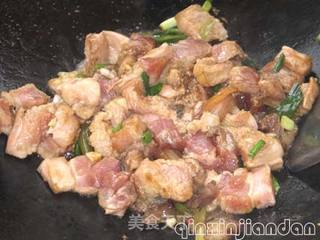豆瓣酱焖五花肉的做法步骤:3