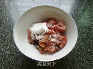 经典家常下饭菜---【肉片炒手撕甜椒】的做法步骤：1