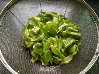 经典家常下饭菜---【肉片炒手撕甜椒】的做法步骤:2