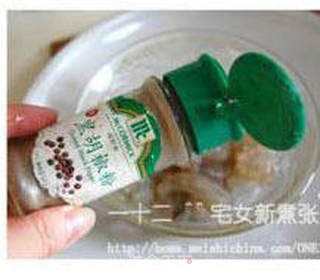 草菇虾球烩丝瓜的做法步骤:4