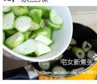 草菇虾球烩丝瓜的做法步骤:12