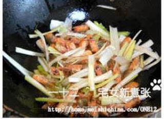 草菇虾球烩丝瓜的做法步骤:17