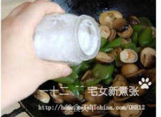 草菇虾球烩丝瓜的做法步骤:25