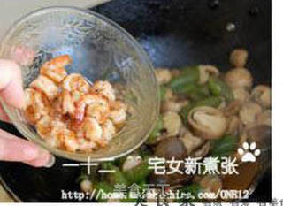 草菇虾球烩丝瓜的做法步骤:26