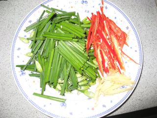 韭菜花炒肉丝的做法步骤：1