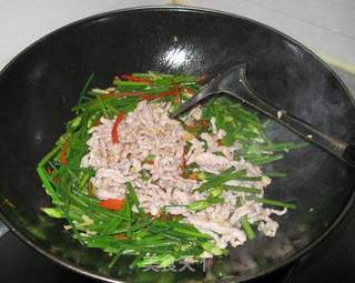 韭菜花炒肉丝的做法步骤：5