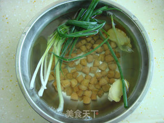 瑶柱萝卜汤的做法步骤:3