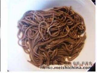羊肉金针菇荞麦面的做法步骤：1