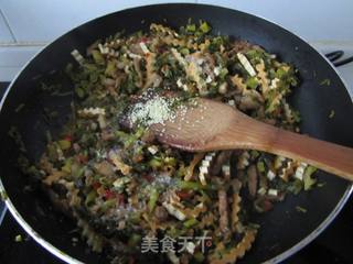 雪菜香干炒肉丝的做法步骤:11