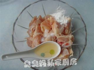 杭椒辣嫩鸡的做法步骤：2