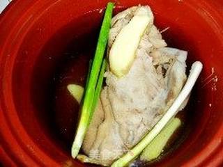 鸡架冬瓜蘑菇汤的做法步骤:3