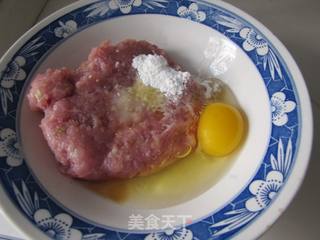 茼蒿肉圆汤的做法步骤:2