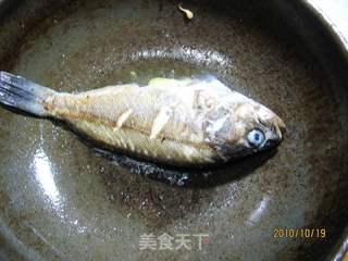 黑婆鱼炖蛋的做法步骤:2