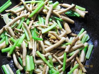 茶树菇香芹滑里脊的做法步骤:5