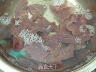 肝尖菠菜汤的做法步骤：1