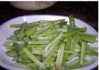 肉丝熏干芹菜的做法步骤:2