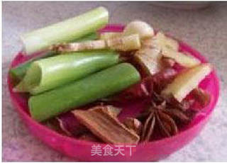 芋头炖肉的做法步骤:2