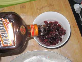 酒渍蔓越莓吐司的做法步骤：2