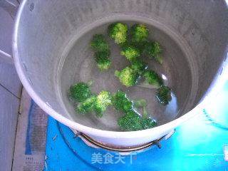 西兰花烩双色蛋的做法步骤:7