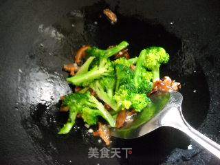 西兰花烩双色蛋的做法步骤:8