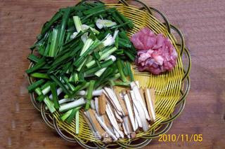 肉丝香干炒大蒜的做法步骤：3
