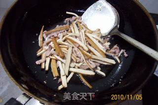 肉丝香干炒大蒜的做法步骤：6