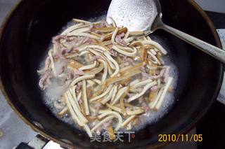 肉丝香干炒大蒜的做法步骤：7