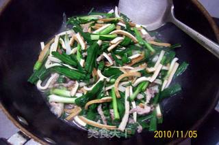 肉丝香干炒大蒜的做法步骤：10
