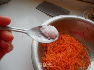炸胡萝卜花的做法步骤:3